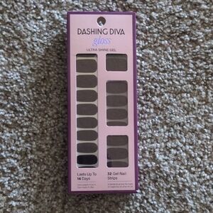 Dashing Diva Gloss Ultra Shine Gel Nail Strips in "Fig Pop"